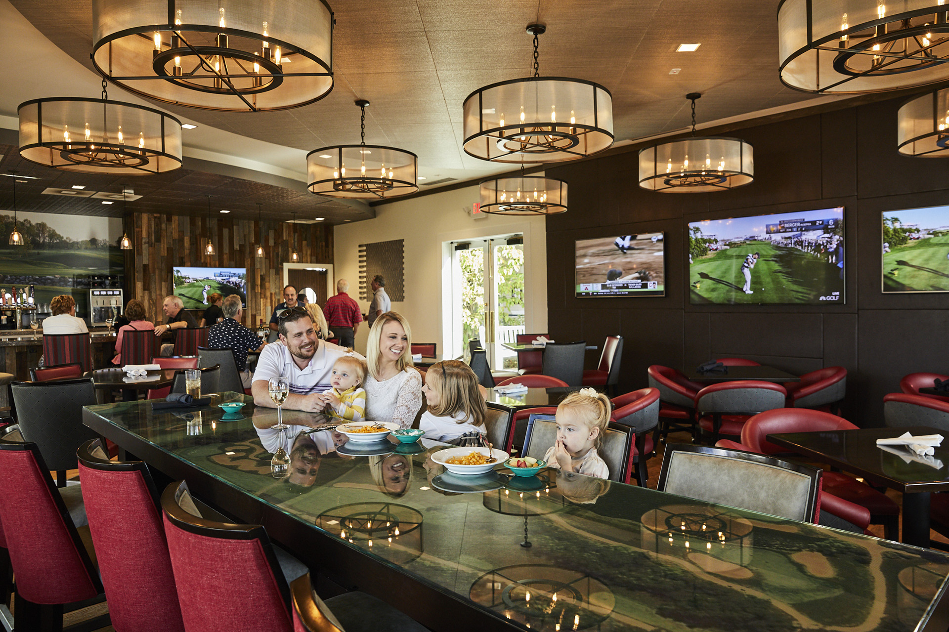 Heritage Golf Club - Family in Heritage Pub