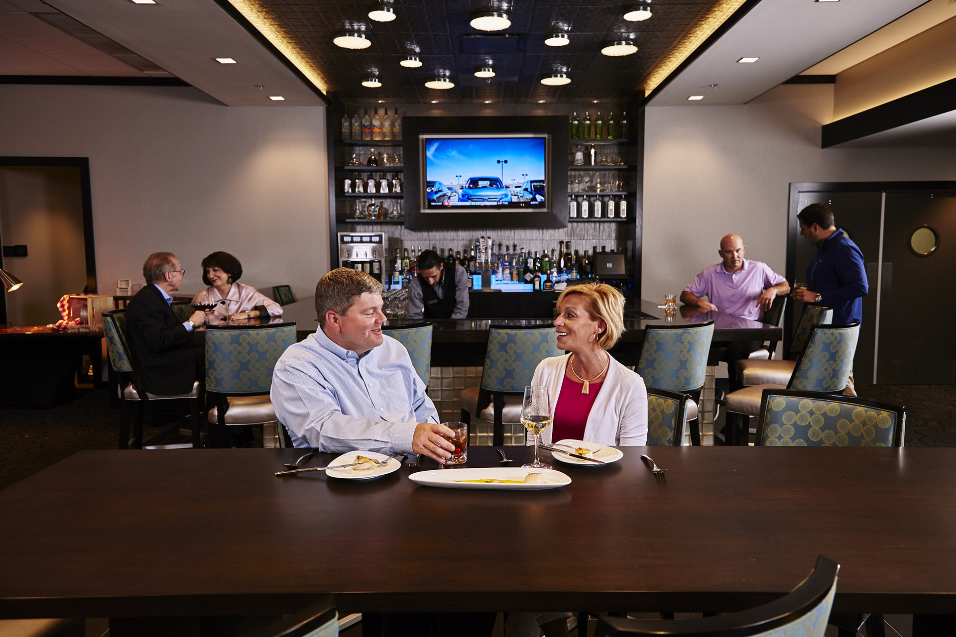 Ravinia Green Country Club - Couple at the bar